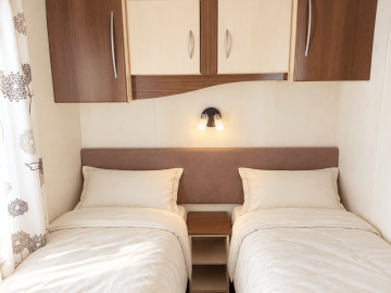 Sunlit-twin-bedroom-with-cream-bedding