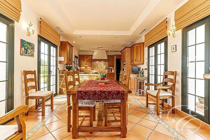 Image No.12-4 Bed Property for sale