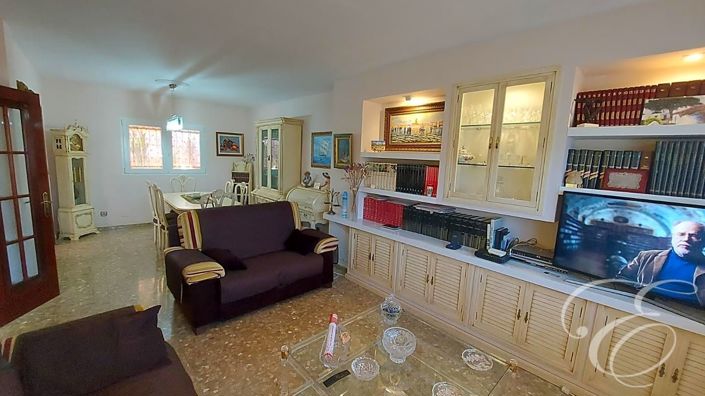 Image No.10-5 Bed Property for sale