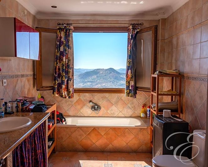 Image No.17-4 Bed Property for sale