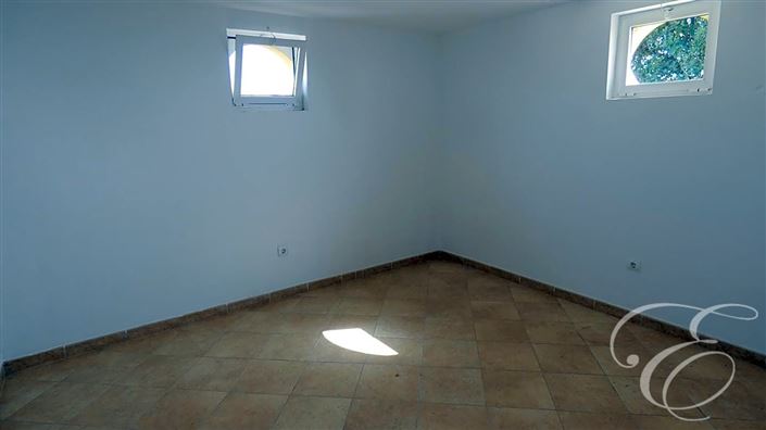 Image No.11-7 Bed Property for sale