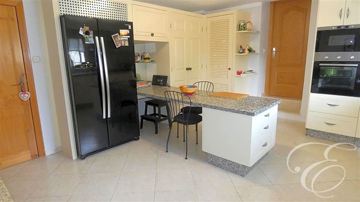 Image No.10-6 Bed Property for sale