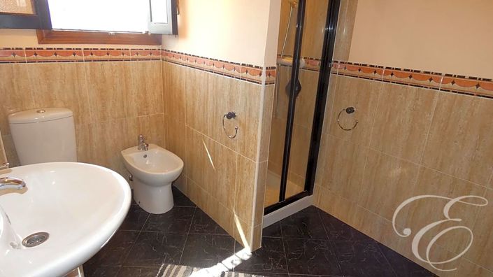 Image No.13-6 Bed Property for sale