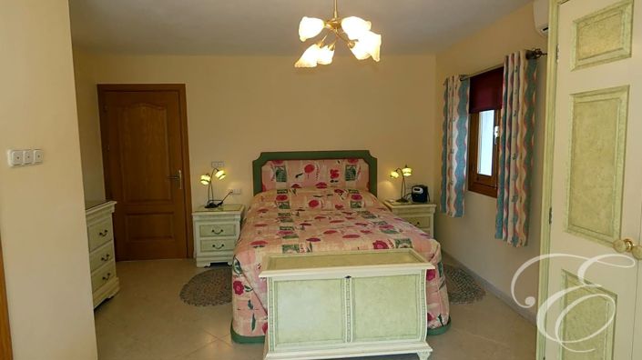 Image No.14-6 Bed Property for sale