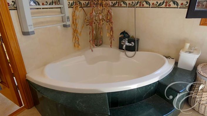 Image No.17-6 Bed Property for sale