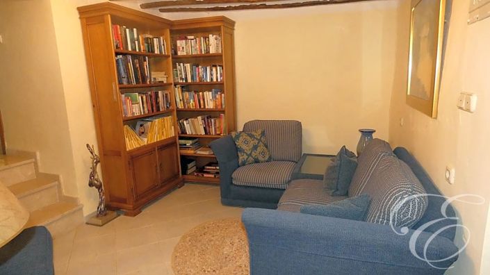 Image No.18-6 Bed Property for sale