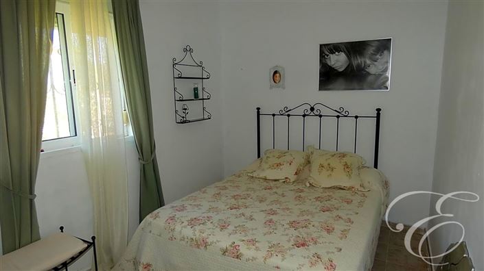 Image No.12-6 Bed Property for sale