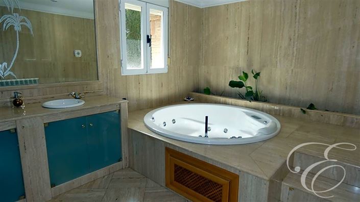 Image No.20-7 Bed Property for sale