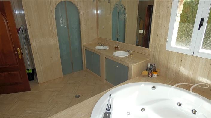 Image No.21-7 Bed Property for sale