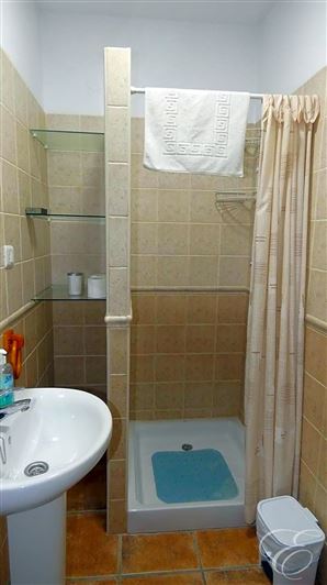 Image No.17-6 Bed Property for sale