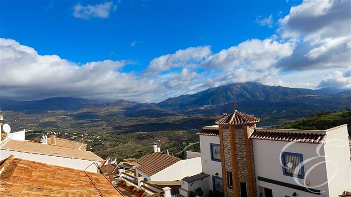 Image No.15-6 Bed Property for sale