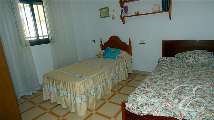 Image No.10-6 Bed Property for sale