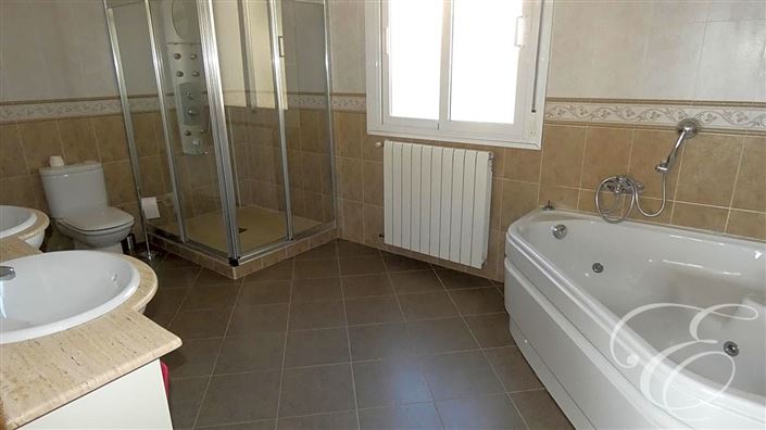 Image No.14-4 Bed Property for sale