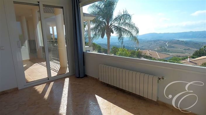 Image No.17-4 Bed Property for sale