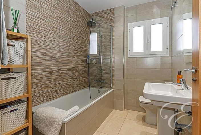 Image No.15-6 Bed Property for sale