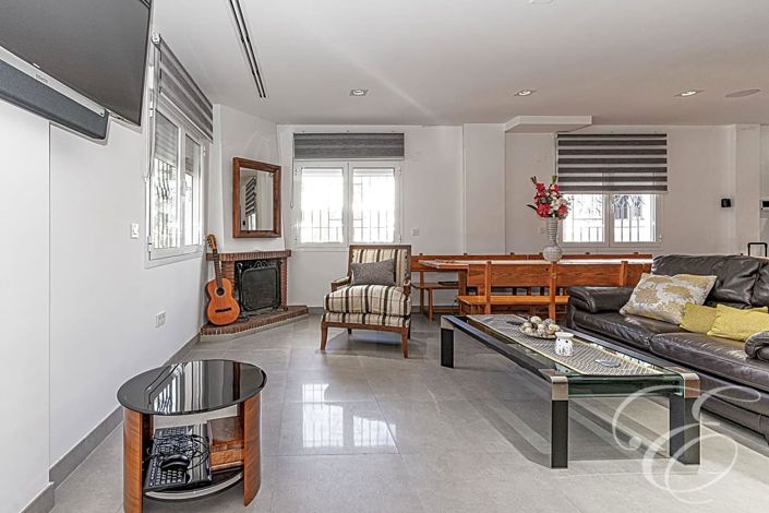 Image No.20-6 Bed Property for sale