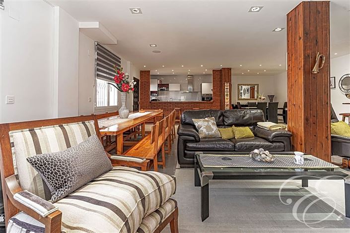 Image No.21-6 Bed Property for sale