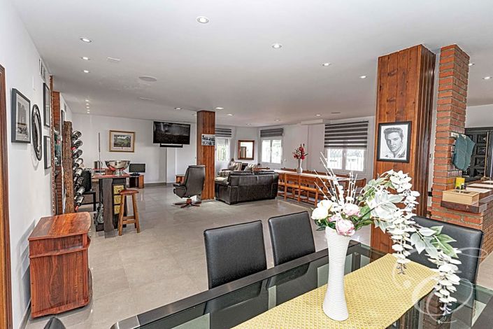 Image No.23-6 Bed Property for sale