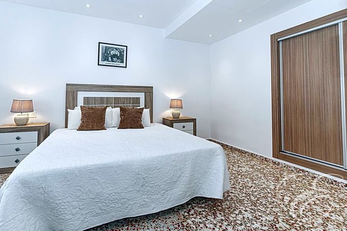 Image No.25-6 Bed Property for sale