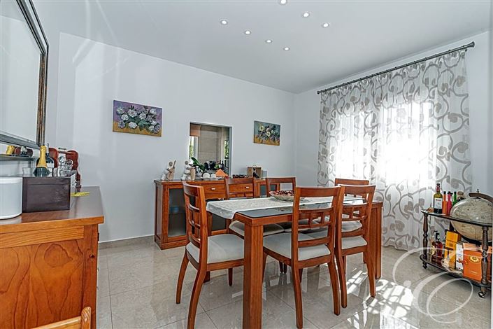 Image No.6-6 Bed Property for sale