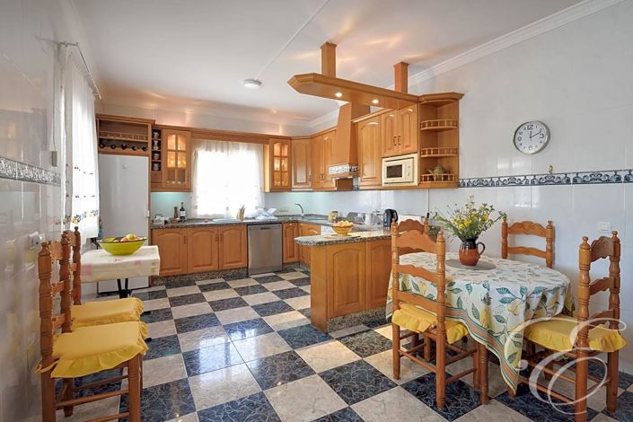 Image No.6-7 Bed Property for sale