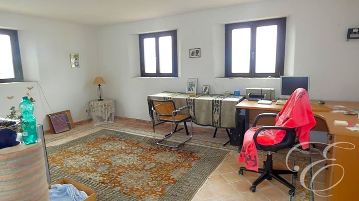 Image No.10-6 Bed Property for sale