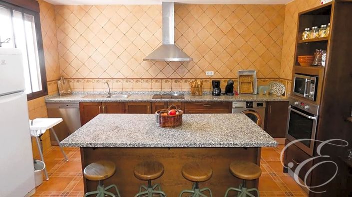 Image No.8-7 Bed Property for sale