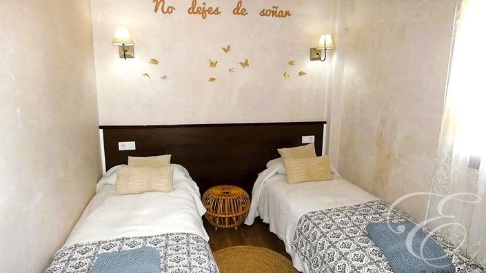 Image No.10-7 Bed Property for sale