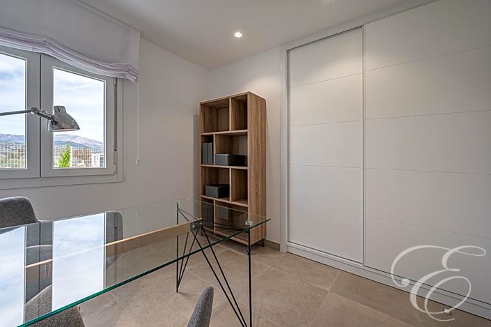 Image No.11-3 Bed Property for sale