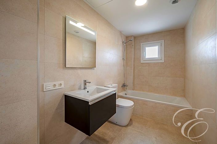 Image No.12-3 Bed Property for sale