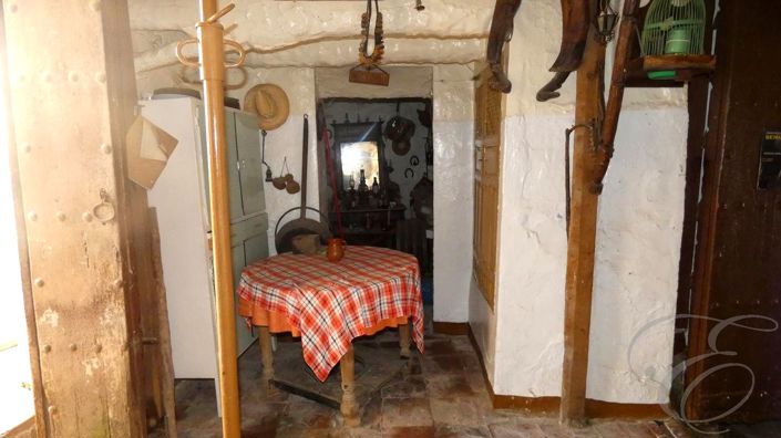 Image No.10-6 Bed Property for sale