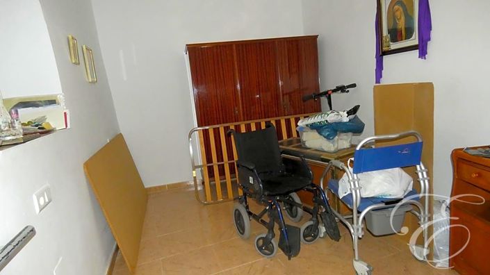 Image No.5-6 Bed Property for sale