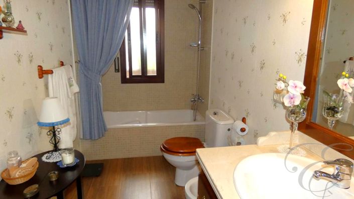 Image No.13-3 Bed Property for sale