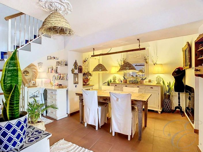 Image No.10-3 Bed Property for sale