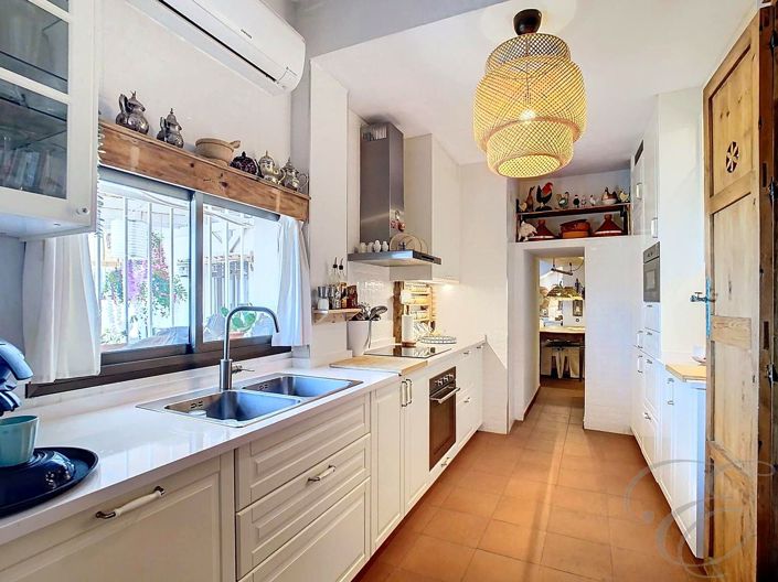 Image No.12-3 Bed Property for sale