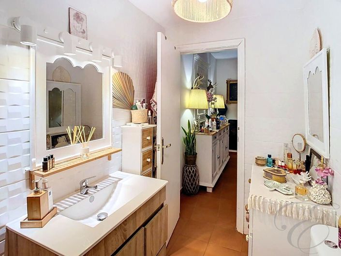 Image No.19-3 Bed Property for sale