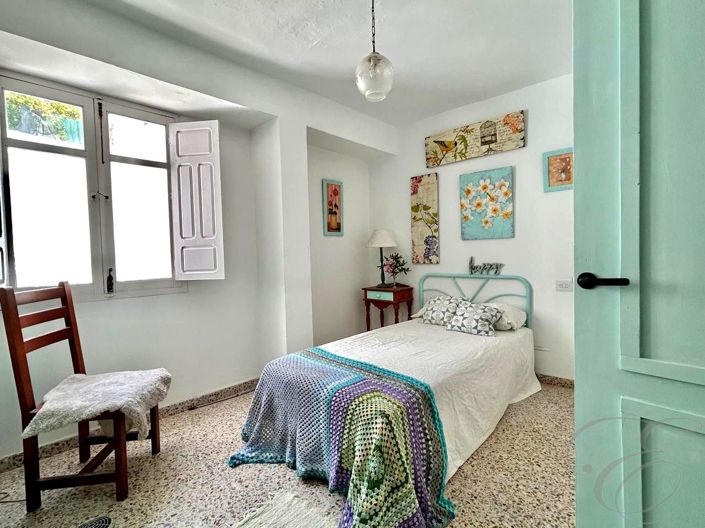 Image No.15-5 Bed Property for sale