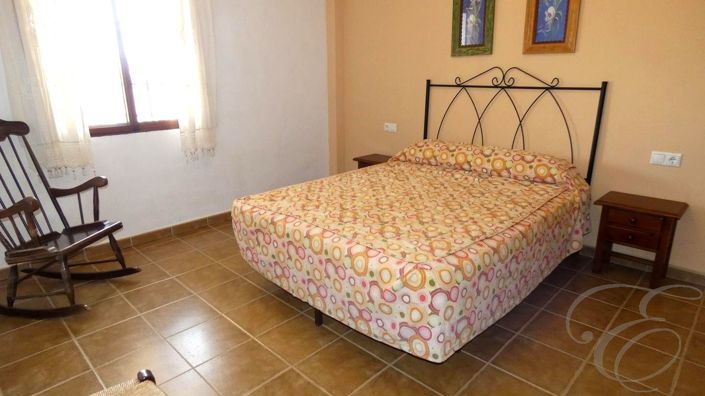 Image No.10-6 Bed Property for sale