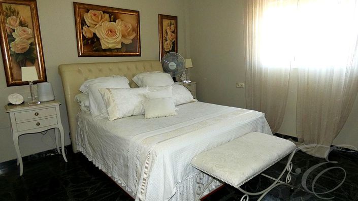 Image No.12-5 Bed Property for sale