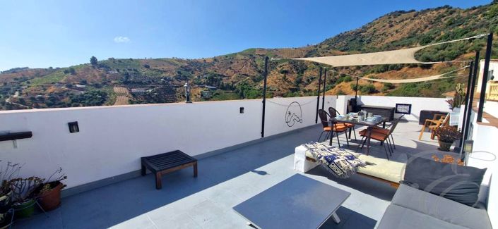 Image No.1-4 Bed Property for sale