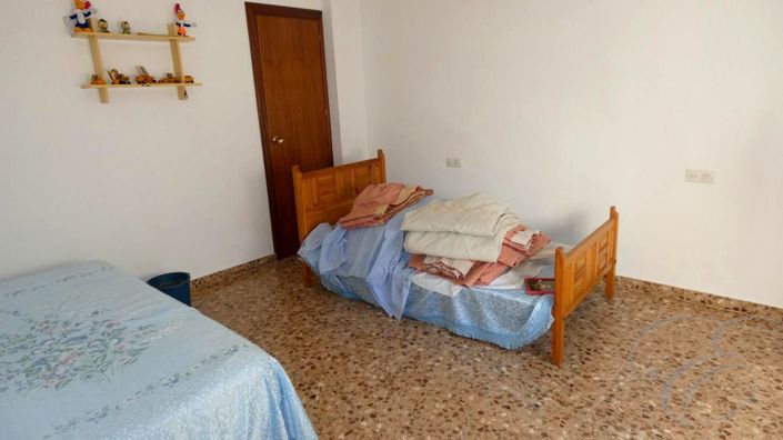 Image No.8-6 Bed Property for sale