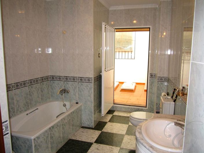 Image No.5-4 Bed Property for sale