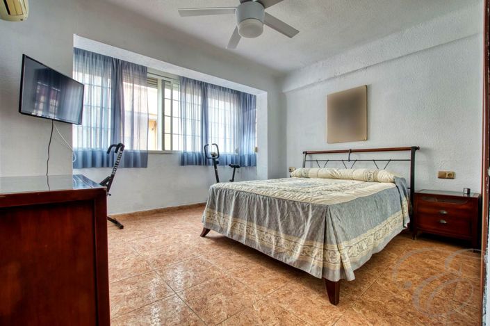 Image No.18-5 Bed Property for sale