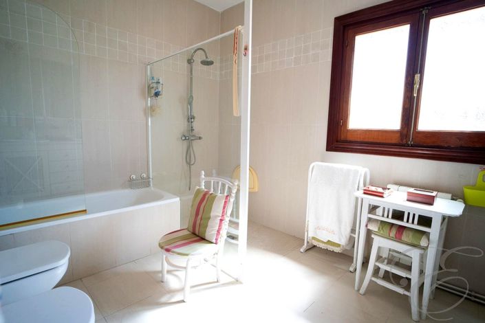 Image No.16-8 Bed Property for sale