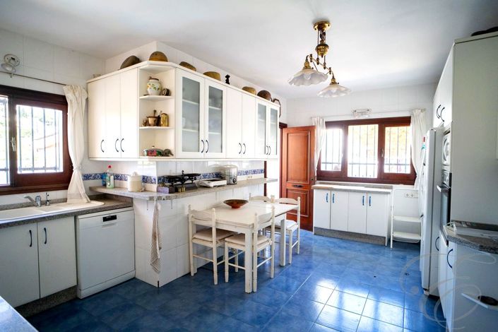 Image No.21-8 Bed Property for sale