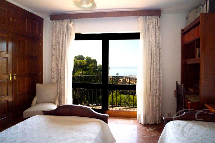 Image No.25-8 Bed Property for sale