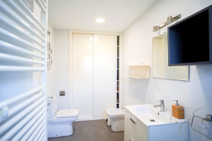 Image No.33-8 Bed Property for sale