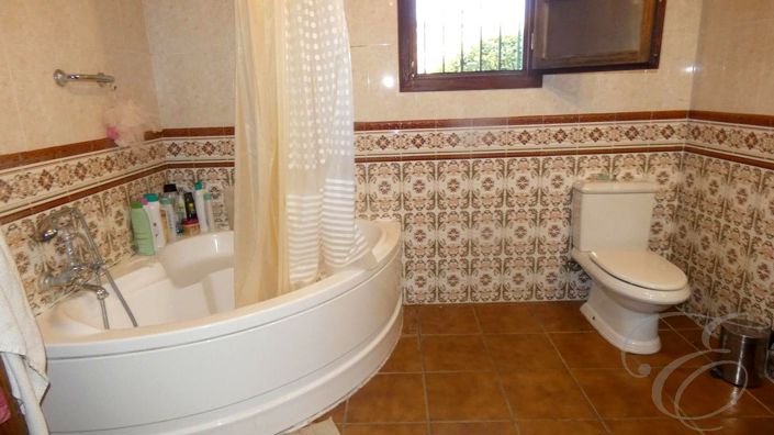 Image No.18-7 Bed Property for sale