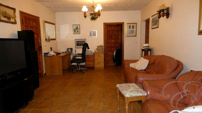 Image No.8-7 Bed Property for sale