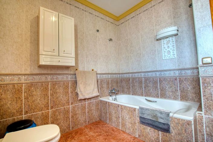 Image No.17-4 Bed Property for sale